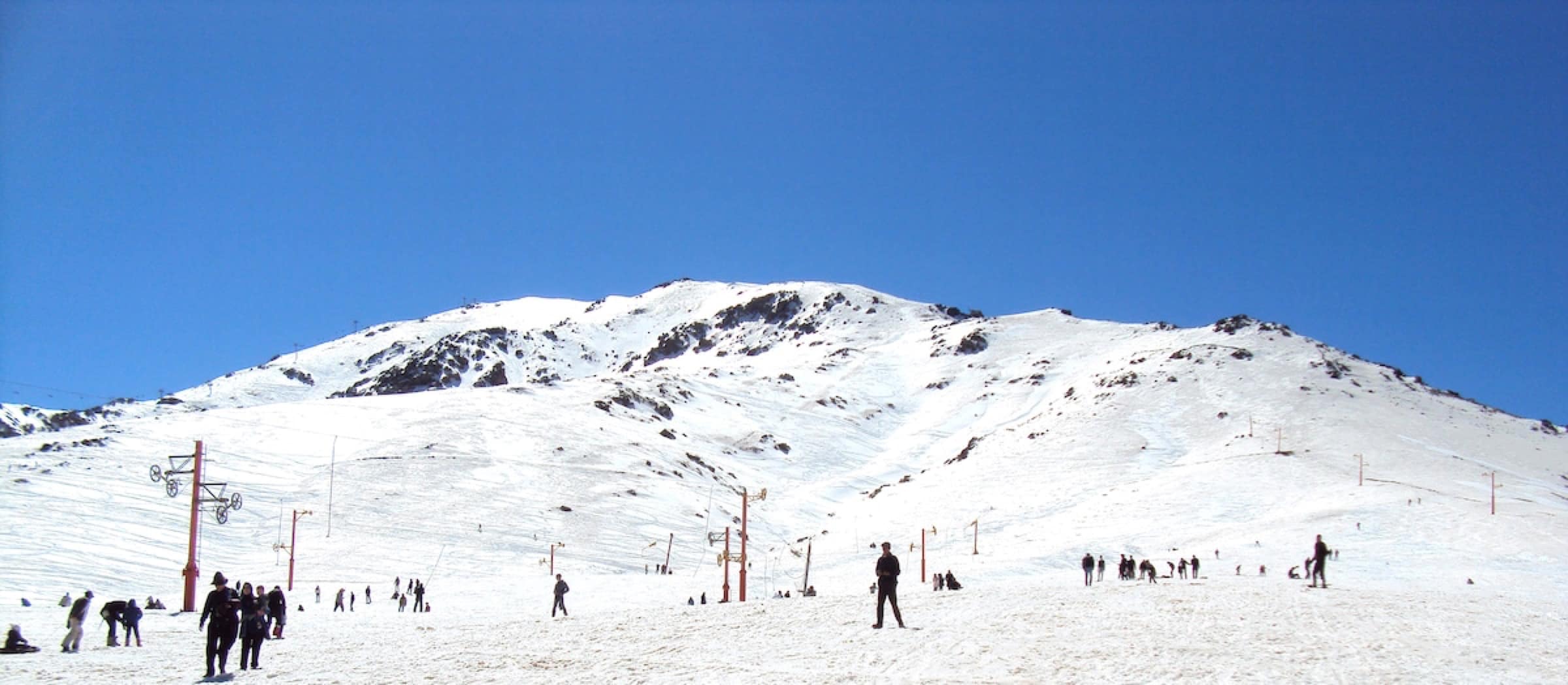 Vue sur la station de ski d'Oukaïmeden dans le Haut Atlas, remontées mécaniques et pistes enneigées