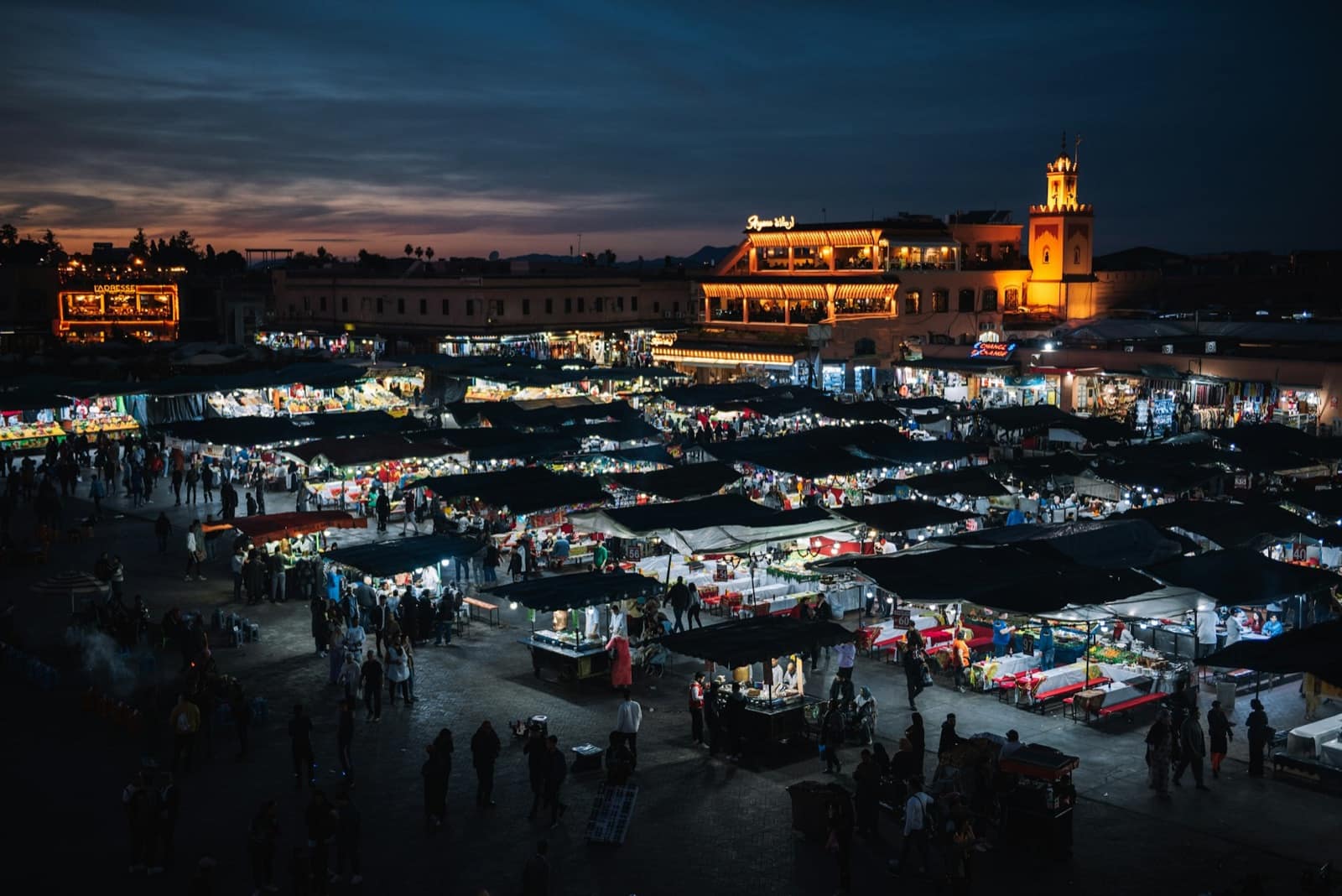 Marrakech le soir, place animée