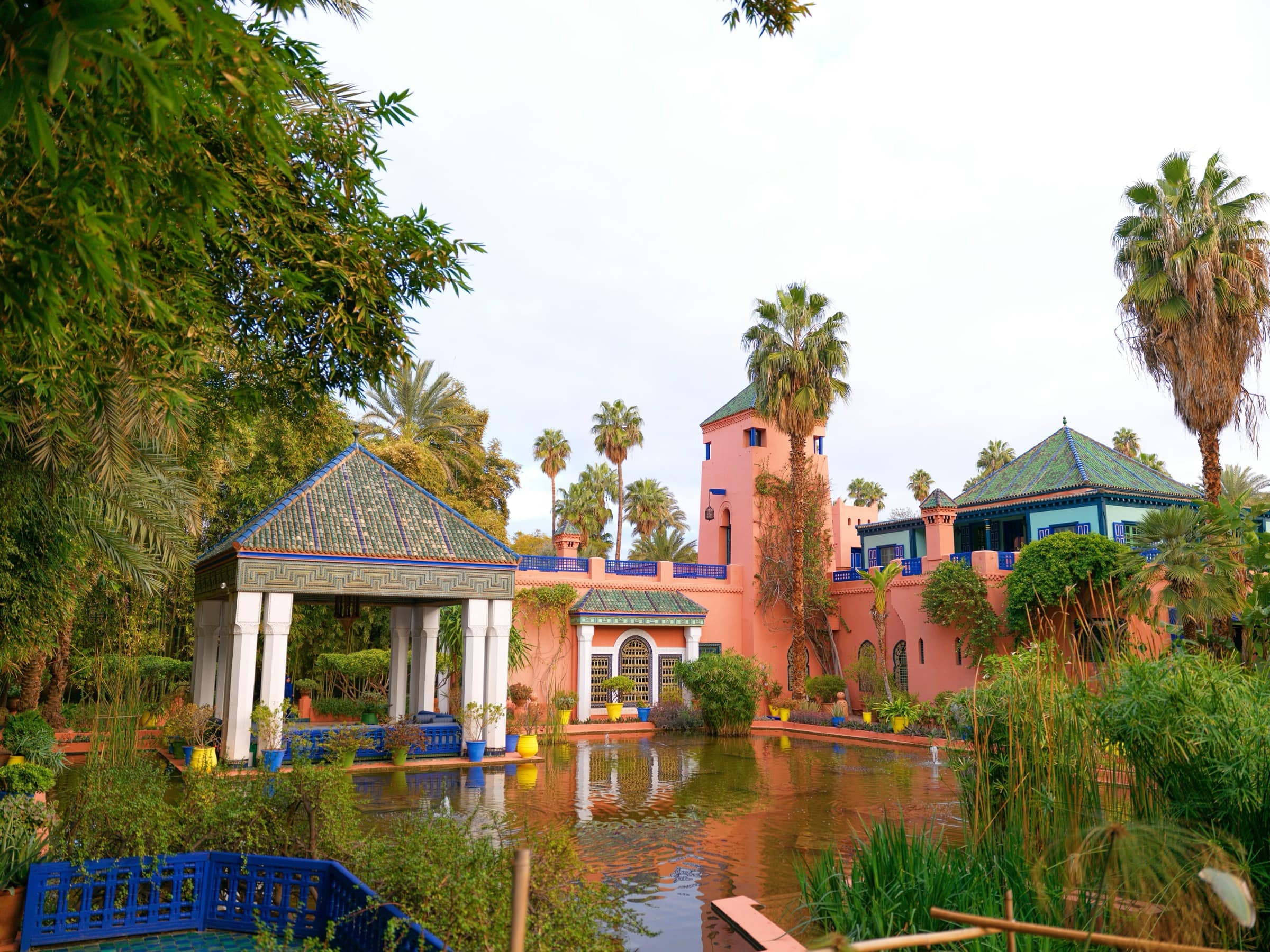 Le bassin et la villa rose