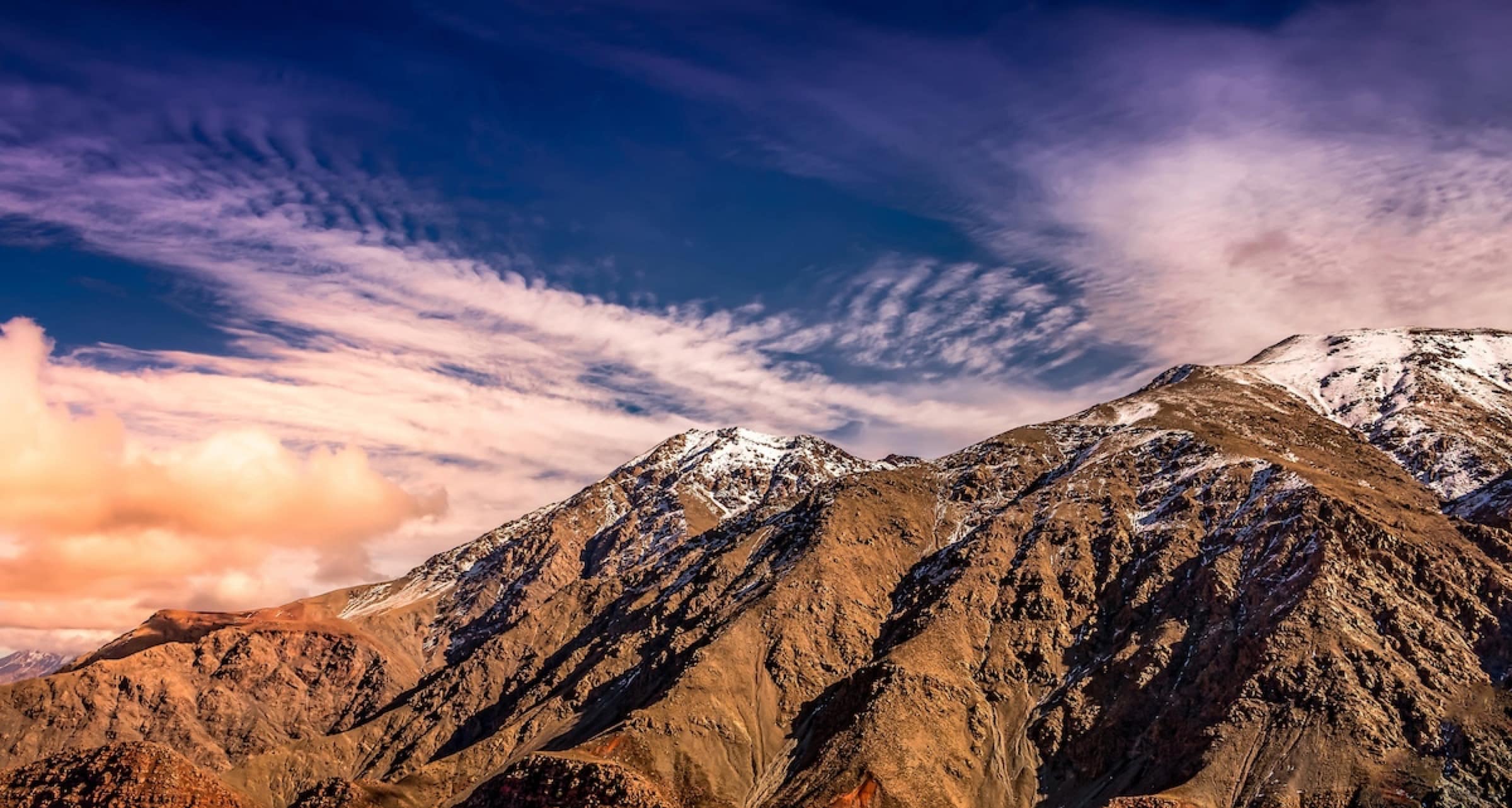 Vue depuis Oukaïmeden sur le massif du Toubkal, table d'orientation en avant-plan
